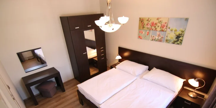 Zima nebo jaro v centru Karlových Varů se vstupem do bazénu a sauny