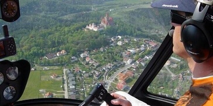 3990 Kč za let vrtulníkem nad Karlštejnem a údolím řeky Berounky pro 3 os.