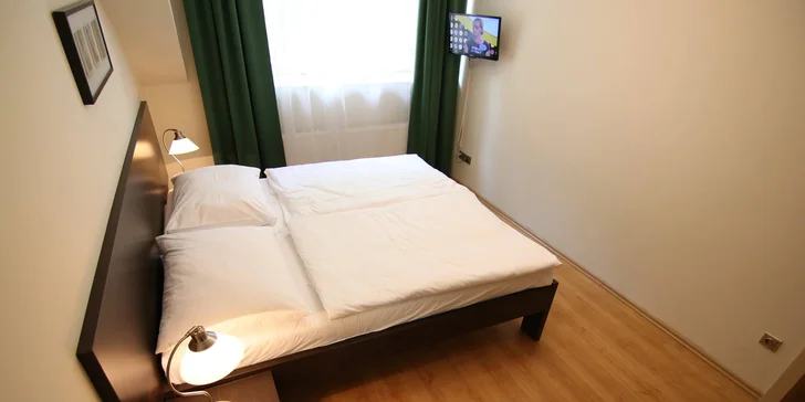 Zima nebo jaro v centru Karlových Varů se vstupem do bazénu a sauny