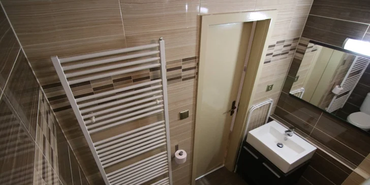 Zima nebo jaro v centru Karlových Varů se vstupem do bazénu a sauny
