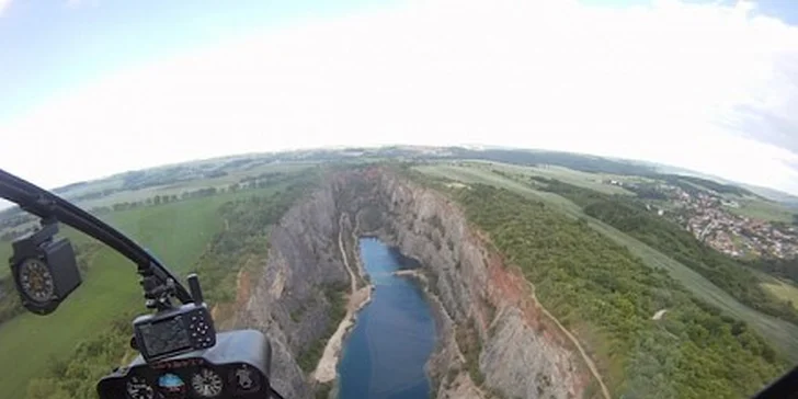 3990 Kč za let vrtulníkem nad Karlštejnem a údolím řeky Berounky pro 3 os.