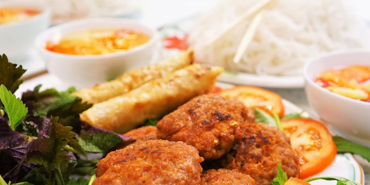 Vyrazte na vietnamskou klasiku: Pho, Bún bò Nam Bộ nebo Bún chả pro 1 os.