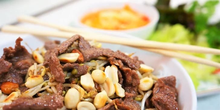 Vyrazte na vietnamskou klasiku: Pho, Bún bò Nam Bộ nebo Bún chả pro 1 os.