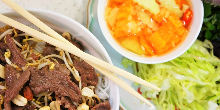 Vyrazte na vietnamskou klasiku: Pho, Bún bò Nam Bộ nebo Bún chả pro 1 os.