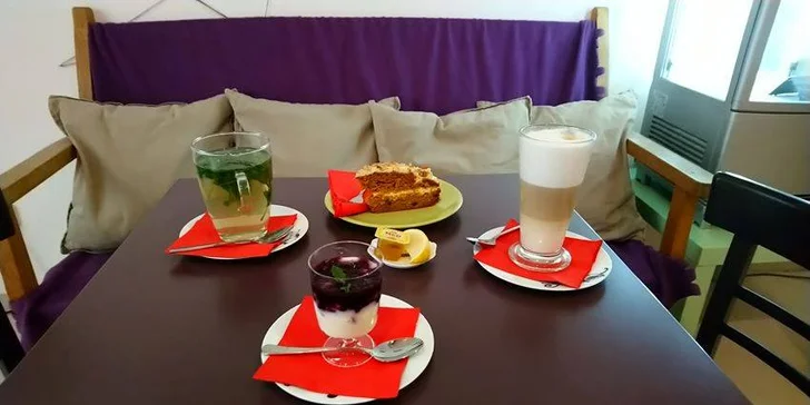 Káva nebo čaj s dezertem podle výběru: mrkvový, čokoládový i borůvkový