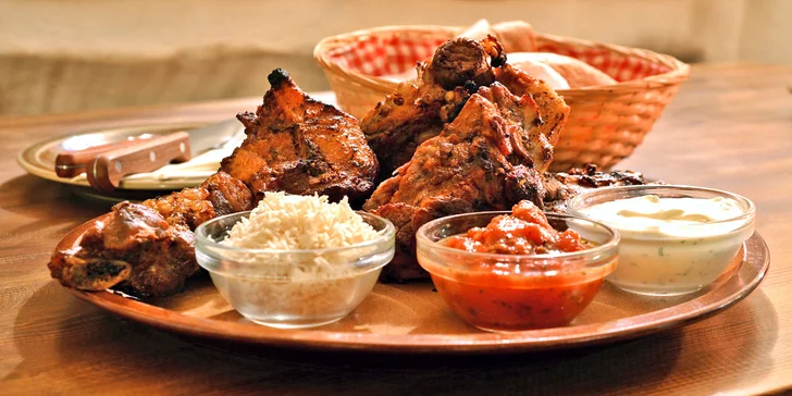 Středověká hostina: 2 nebo 4 kg marinovaných žeber s rozpečeným chlebem