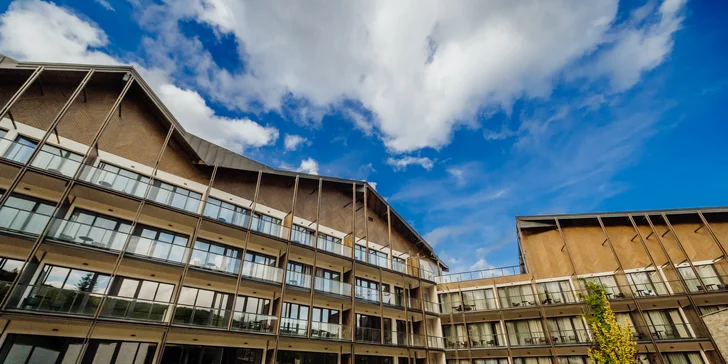 Hotel sa nachádza len 6 km od hraníc, očarí svojou polohou uprostred malebných lesov s nádherným výhľadom na horské panorámy.
