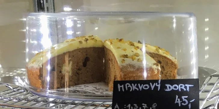 Káva nebo čaj s dezertem podle výběru: mrkvový, čokoládový i borůvkový