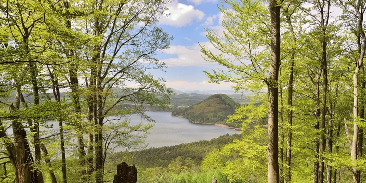 Po turistických trasách můžete obejít celé jezero.