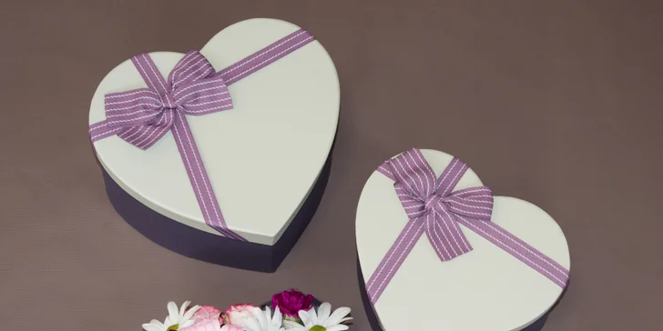 Flower box: srdcová krabice s čerstvými květinami z květinářství Belle Rose