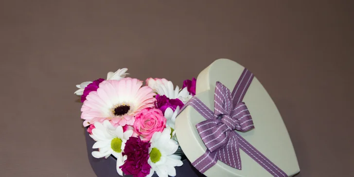Flower box: srdcová krabice s čerstvými květinami z květinářství Belle Rose