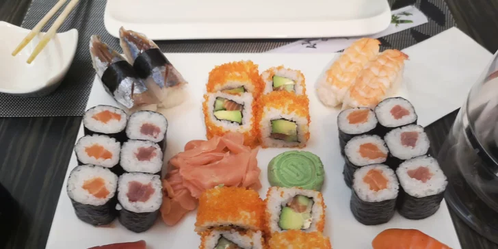 Degustační sushi menu pro dva: polévka, salát, 28 ks sushi a dezert