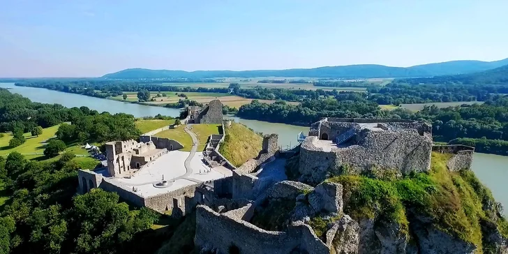 Výlet za poznáním Bratislavy: doprava busem i plavba lodí po Dunaji v ceně