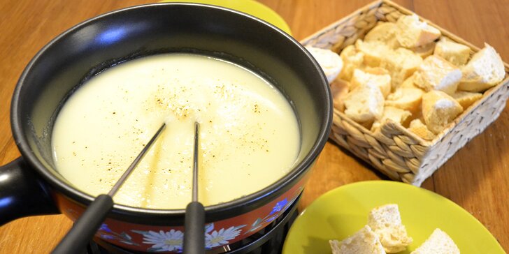 Švýcarské pokušení: sýrové fondue nebo raclette v Bali cafe pro 2 osoby