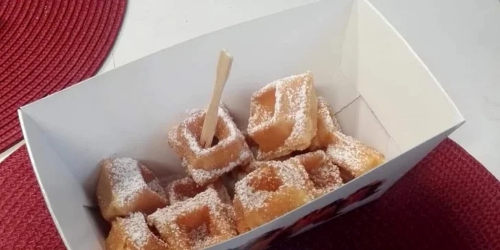 Sladké hřešení: káva a mini vafle nebo zdravější raw makronka