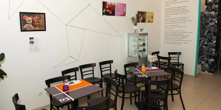 Káva nebo čaj s dezertem podle výběru: mrkvový, čokoládový i borůvkový