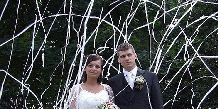 690 Kč za svatba snů - krásný denní efekt střílejících bílých stuh a konfet