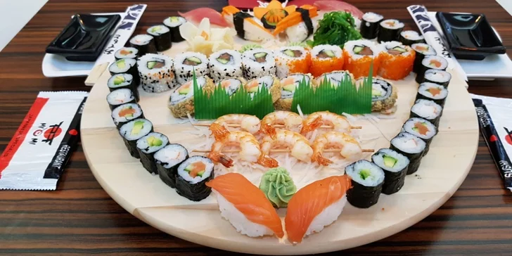 Sushi set se 46 kousky, salátem, mořskými řasami, wasabi a zázvorem