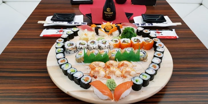 Sushi set se 46 kousky, salátem, mořskými řasami, wasabi a zázvorem