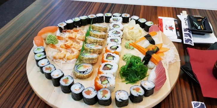 Sushi set se 46 kousky, salátem, mořskými řasami, wasabi a zázvorem