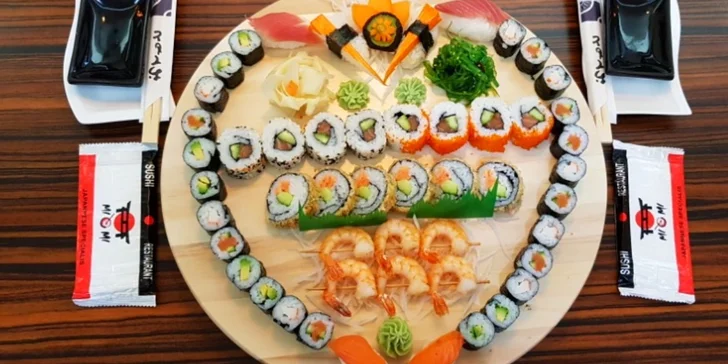 Sushi set se 46 kousky, salátem, mořskými řasami, wasabi a zázvorem