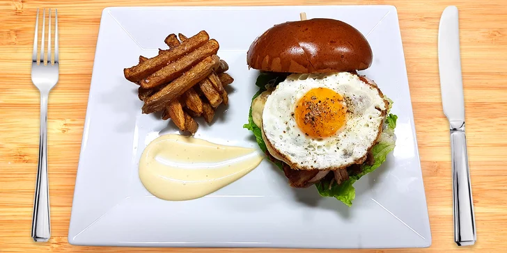 Dva burgery s trhaným vepřovým masem, vejcem, slaninou a hranolky