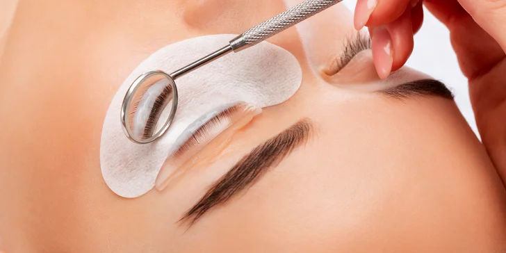 Lash Lift je šetrná technika, ktorá dodá riasam krásny tvar, opticky ich predĺži a zvýrazní
