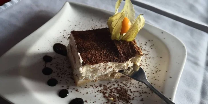 Káva, tiramisu a vstupenka do sklářského muzea, které je propojené s hutí