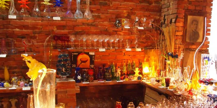 Káva, tiramisu a vstupenka do sklářského muzea, které je propojené s hutí