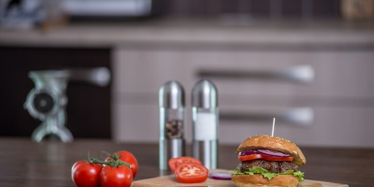 Burger menu: 100% hovězí z jihočeského chovu s americkou BBQ omáčkou