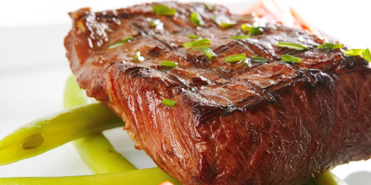 Dva šťavnaté 300 g rumpsteaky a přílohy dle výběru