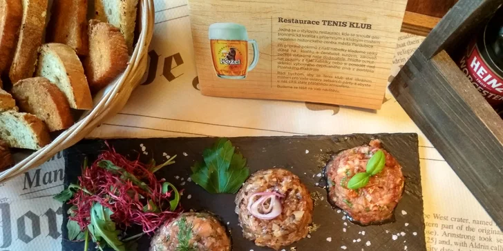 Tatarák z lososa, rajčat, hlívy ústřičné a hovězího masa i s ošatkou topinek