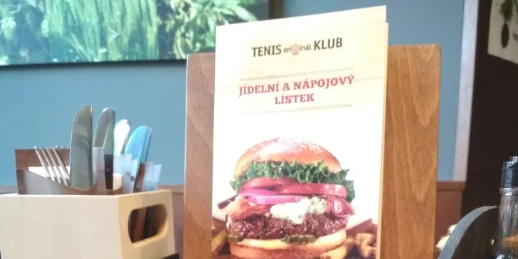 Tatarák z lososa, rajčat, hlívy ústřičné a hovězího masa i s ošatkou topinek