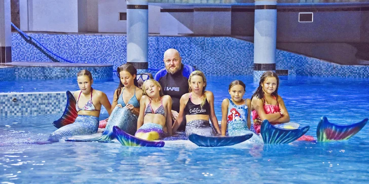 4 lekce mermaidingu: plavání s monoploutví v kostýmu mořské panny