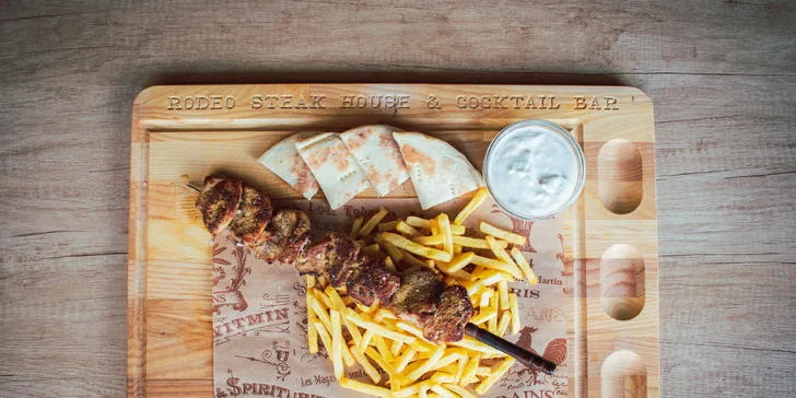 Souvlaki z vepřové panenky s pita chlebem, hranolky a tzatziki pro 1 i 2 osoby