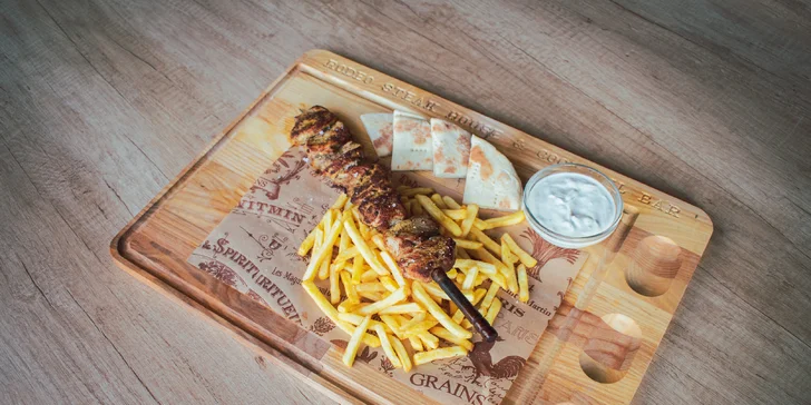 Souvlaki z vepřové panenky s pita chlebem, hranolky a tzatziki pro 1 i 2 osoby