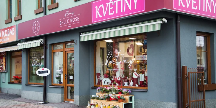 Flower box: srdcová krabice s čerstvými květinami z květinářství Belle Rose