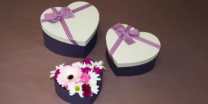 Flower box: srdcová krabice s čerstvými květinami z květinářství Belle Rose