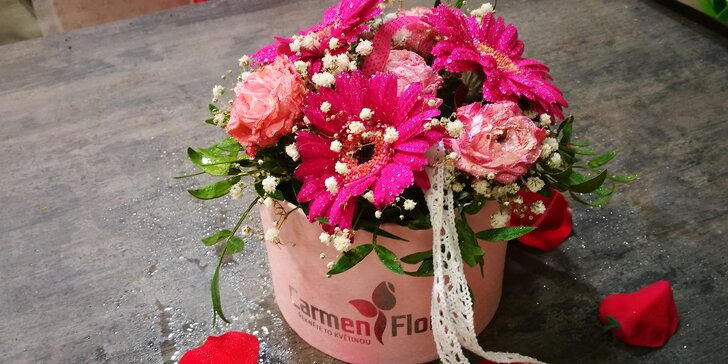 Box plný květin: neobvyklý dárek k Valentýnu či jen tak pro radost