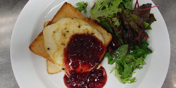 Tříchodové staročeské menu se svíčkovou nebo řízkem pro dvě osoby