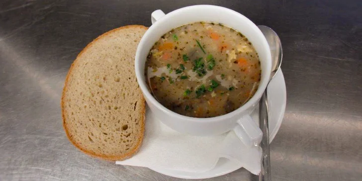 Tříchodové staročeské menu se svíčkovou nebo řízkem pro dvě osoby