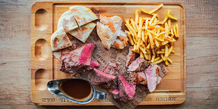 Prkno se 4 druhy steaků: 550 i 1100 g s hranolky, pita chlebem a omáčkou