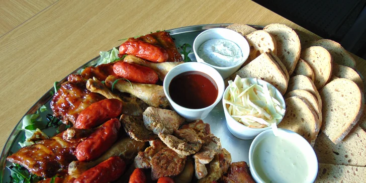 Parádní večer: 1,7kg mix grill a 1 nebo 2 hodiny bowlingu až pro 8 osob