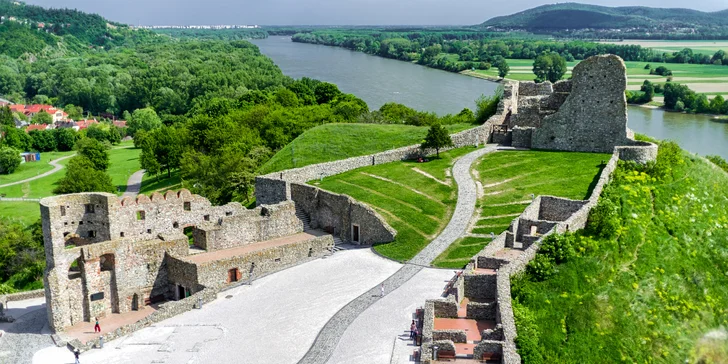 Výlet za poznáním Bratislavy: doprava busem i plavba lodí po Dunaji v ceně