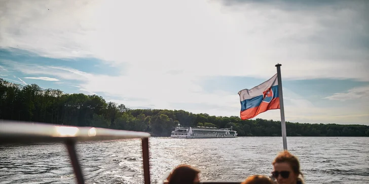 Výlet za poznáním Bratislavy: doprava busem i plavba lodí po Dunaji v ceně