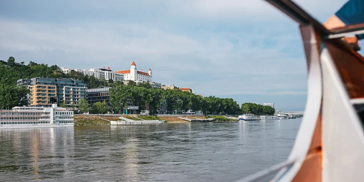 Výlet za poznáním Bratislavy: doprava busem i plavba lodí po Dunaji v ceně