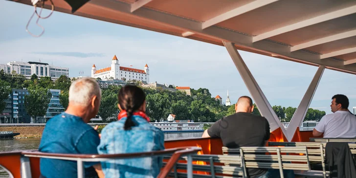 Výlet za poznáním Bratislavy: doprava busem i plavba lodí po Dunaji v ceně