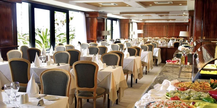 Ubytování je možné se snídaní, polopenzí nebo plnou penzí, u které jsou obědy servírované výběrem z menu.