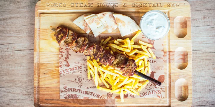 Souvlaki z vepřové panenky s pita chlebem, hranolky a tzatziki pro 1 i 2 osoby