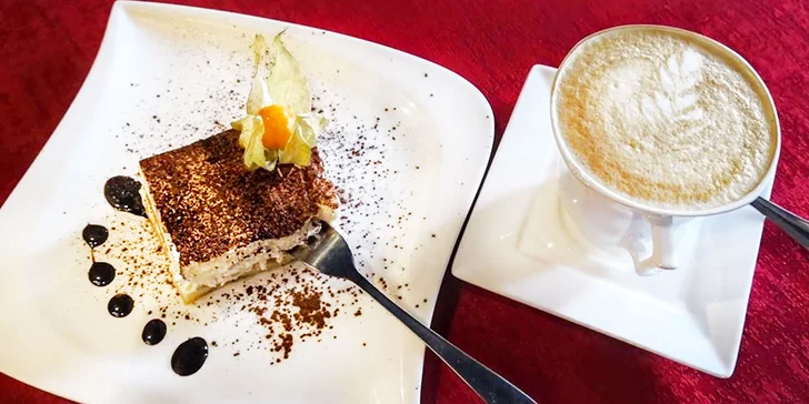 Káva, tiramisu a vstupenka do sklářského muzea, které je propojené s hutí